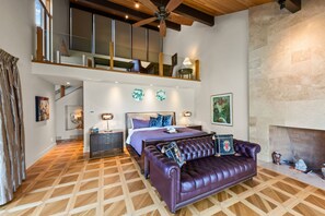 House | 5 bedrooms - Waterfront Grandeur in Kelowna (Kelowna)