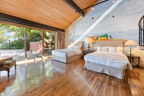 House | 5 bedrooms - Waterfront Grandeur in Kelowna (Kelowna)