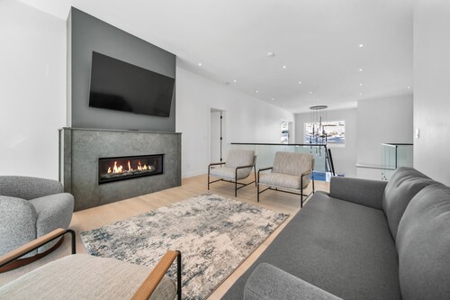 Luxurious 7BR Escape w Mountain Views Privacy