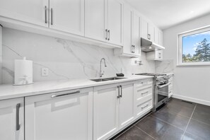 House | 7 bedrooms - Luxurious 7BR Escape w Mountain Views Privacy (Whistler)