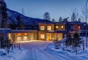 House | 7 bedrooms - Luxurious 7BR Escape w Mountain Views Privacy (Whistler)