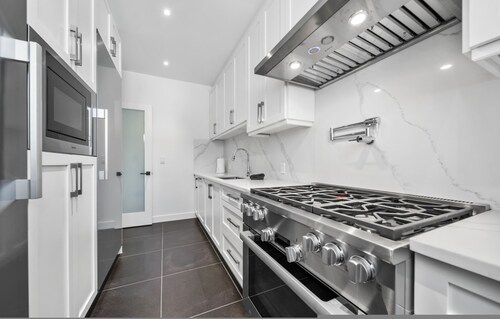 Luxurious 7BR Escape w Mountain Views Privacy