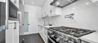Luxurious 7BR Escape w Mountain Views Privacy