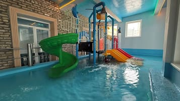 2 indendørs pools, sæsonbestemt udendørs pool, parasoller