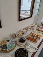 Café da manhã com buffet grátis todos os dias