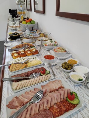 Free daily buffet breakfast  - Mio City Hotel (Kula)