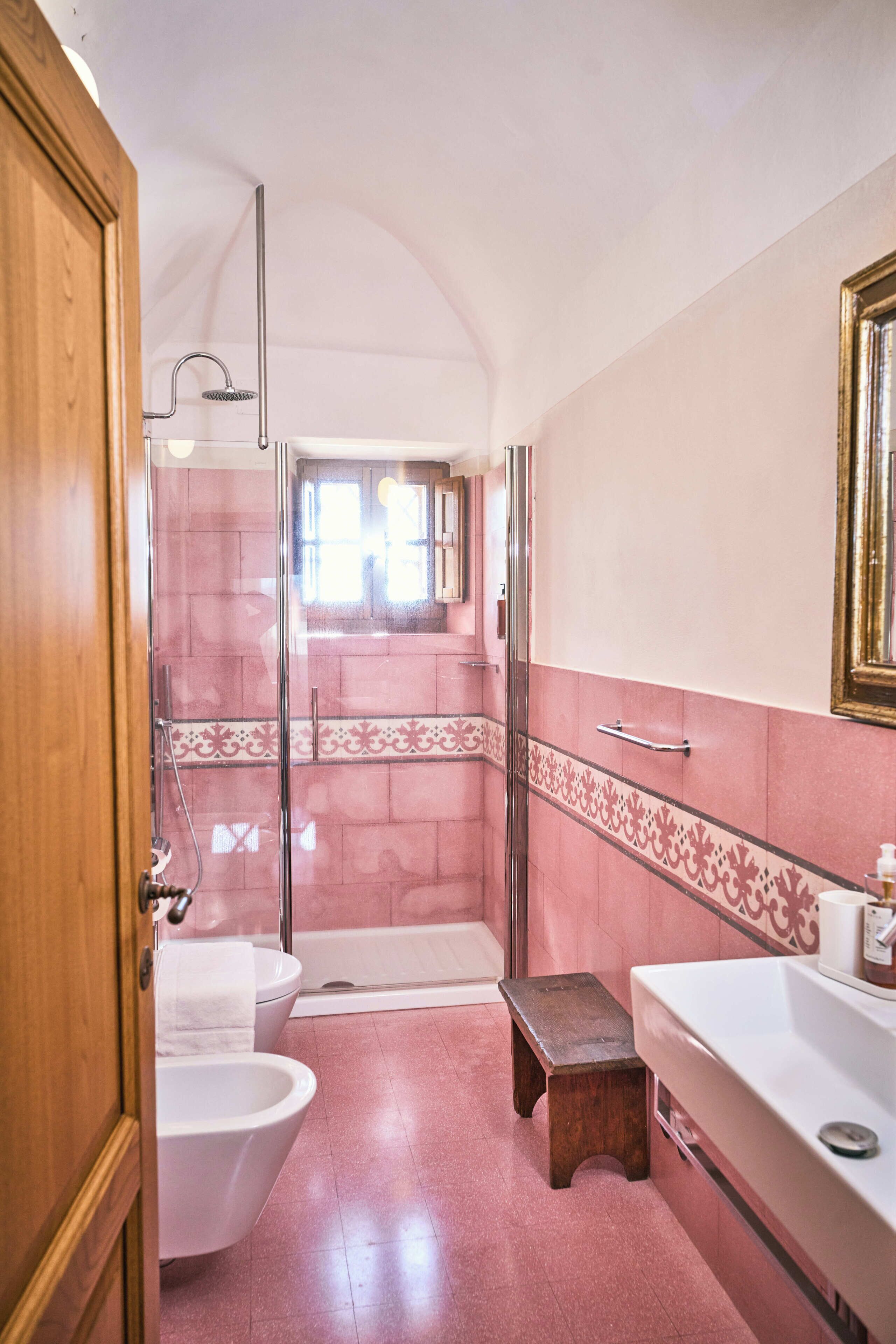 Superior Double Room | Bathroom | Towels, soap, shampoo, toilet paper