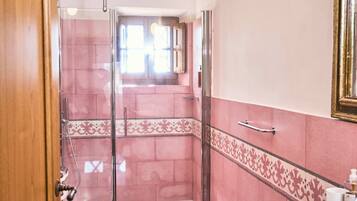 Superior Double Room | Bathroom | Towels, soap, shampoo, toilet paper