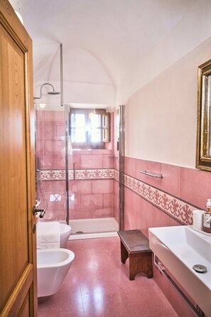 Superior Double Room | Bathroom | Towels, soap, shampoo, toilet paper