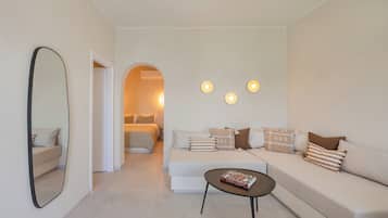 Suite with Caldera, Volcano, Sea View and Private Jacuzzi | 起居区