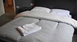 3 slaapkamers, een strijkplank/strijkijzer, wifi, beddengoed