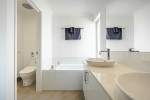 Shower, hair dryer, bidet, towels