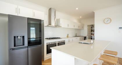 Mermaid's Retreat: 4  BR, 2  BA House in Jurien Bay, Sleeps 8