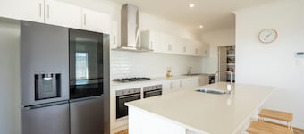 Mermaid's Retreat: 4 BR, 2 BA House in Jurien Bay, Sleeps 8
