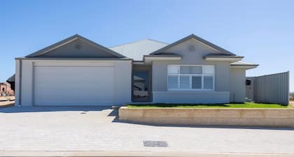 Mermaid's Retreat: 4 BR, 2 BA House in Jurien Bay, Sleeps 8
