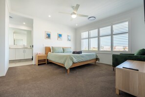 4 bedrooms, desk, free WiFi, bed sheets