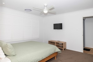4 bedrooms, desk, free WiFi, bed sheets