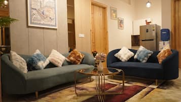 Deluxe Apartment, Mountain View | Living area | Flat-screen TV