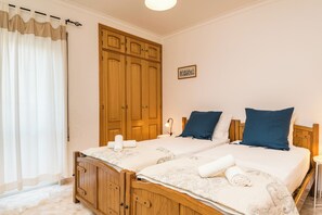 2 quartos, ferros/tábuas de passar roupa, roupa de cama