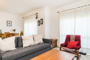 TV - Peony Apartment, Olhos de Agua, Algarve (Olhos de Água)