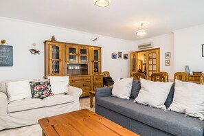 TV - Peony Apartment, Olhos de Agua, Algarve (Olhos de Água)