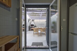 Microondas, lavavajillas, cafetera/tetera, utensilios de cocina