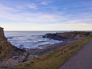 On the beach - The Beaches, beachfront 2 bed home with seaviews in Banff Aberdeenshire (Banff)