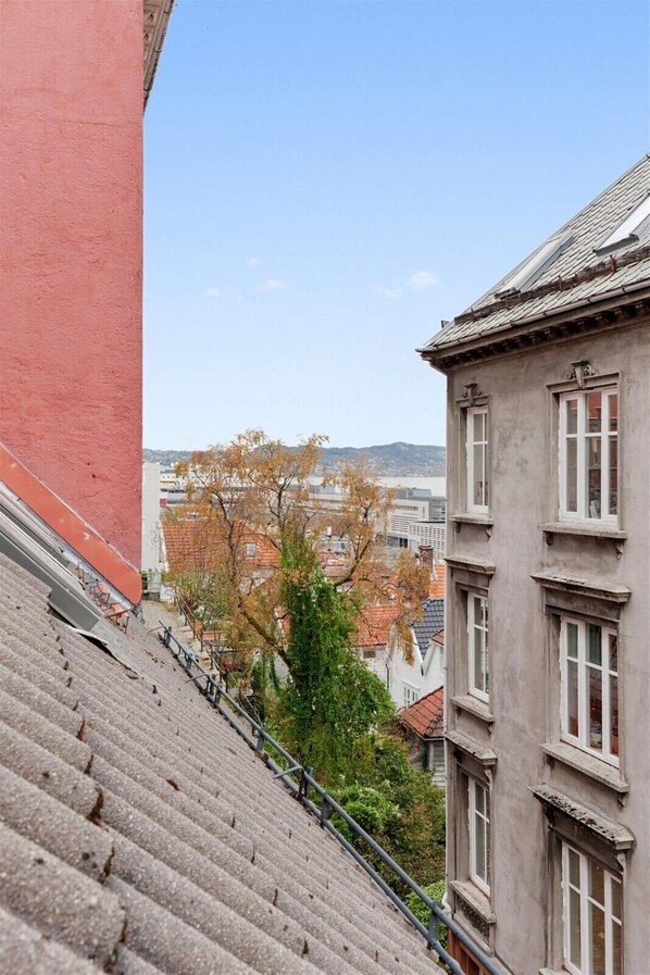 Vista de un paisaje urbano con edificios y cielo despejado.