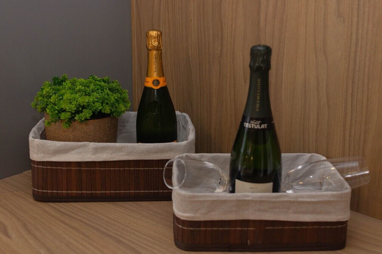 Dos cestas de madera con plantas y botellas de champán.