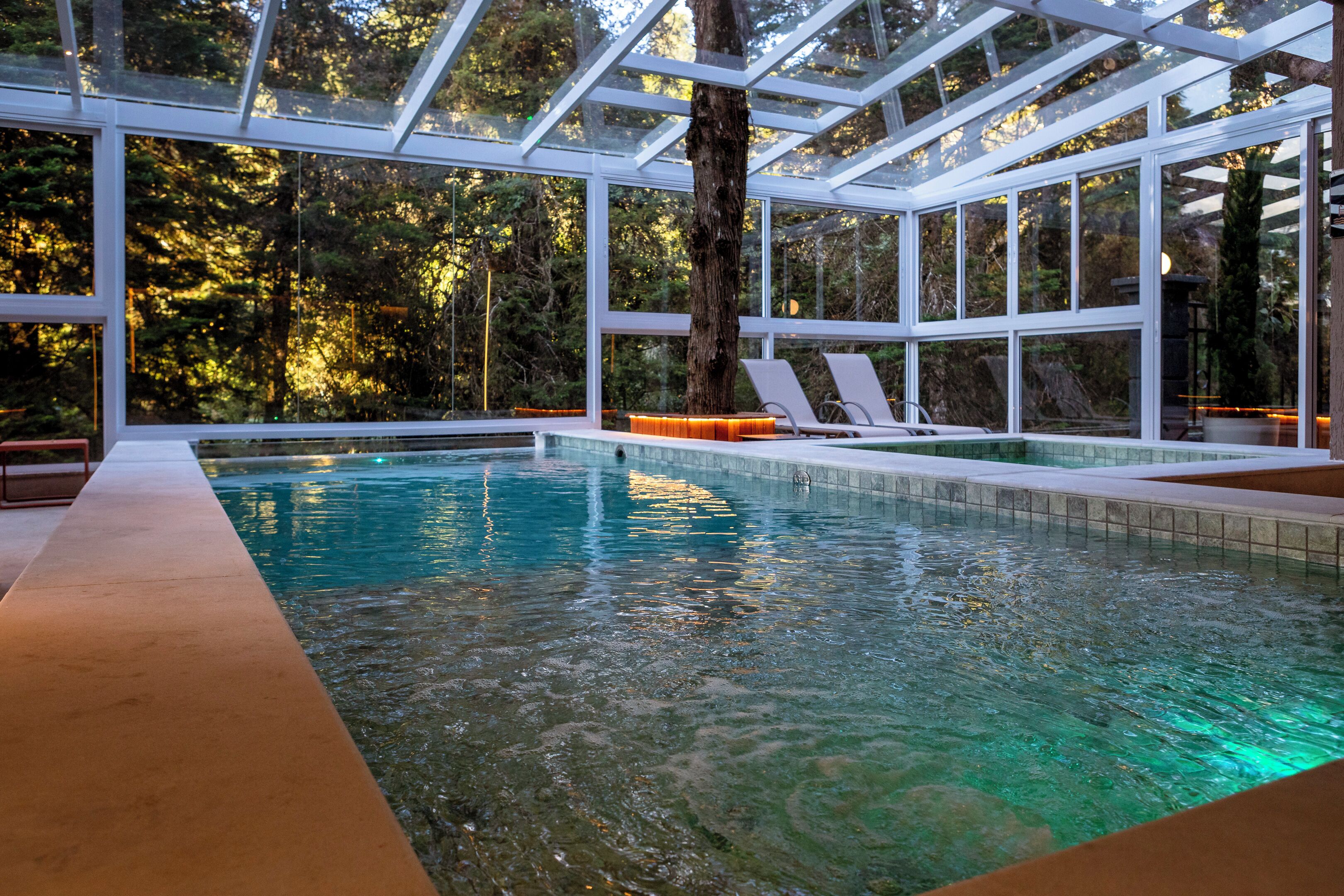 Piscina interna, funciona das 10h às 22h, espreguiçadeiras