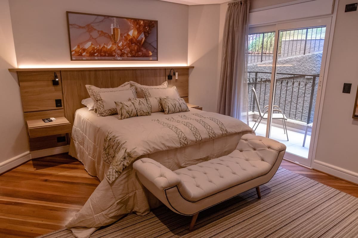 Apartamento Luxo com Varanda e Cama Queen | 1 chambre, coffre-fort, accès au Wi-Fi (inclus), literie fournie