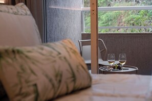 Apartamento Master com Varanda, Vista, Banheira de Hidromassagem e Cama King | In-room safe, soundproofing, free WiFi, bed sheets