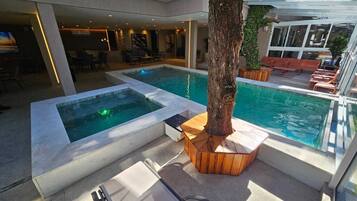 Piscina coperta, con ingresso dalle 10:00 alle 22:00, lettini