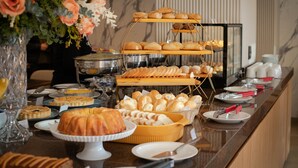 A buffet with various baked goods and pastries. - Champet Boutique Hotel (Campos do Jordão)