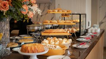 Café da manhã com buffet grátis todos os dias
