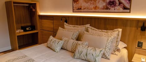 Apartamento Superior com Janela e Cama Queen | Cofres nos quartos, Wi-Fi de cortesia, roupa de cama