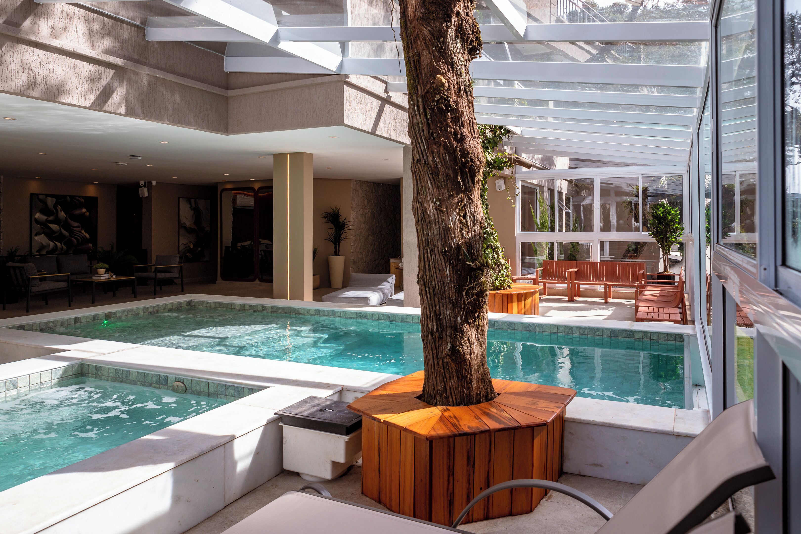 Piscina interna, funciona das 10h às 22h, espreguiçadeiras