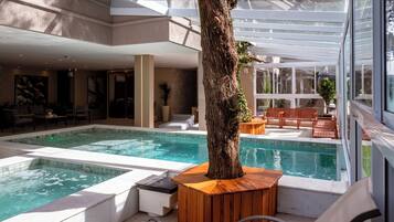 Piscina interna, funciona das 10h às 22h, espreguiçadeiras