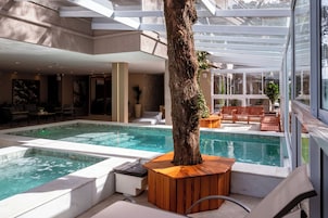 Piscina interna, funciona das 10h às 22h, espreguiçadeiras