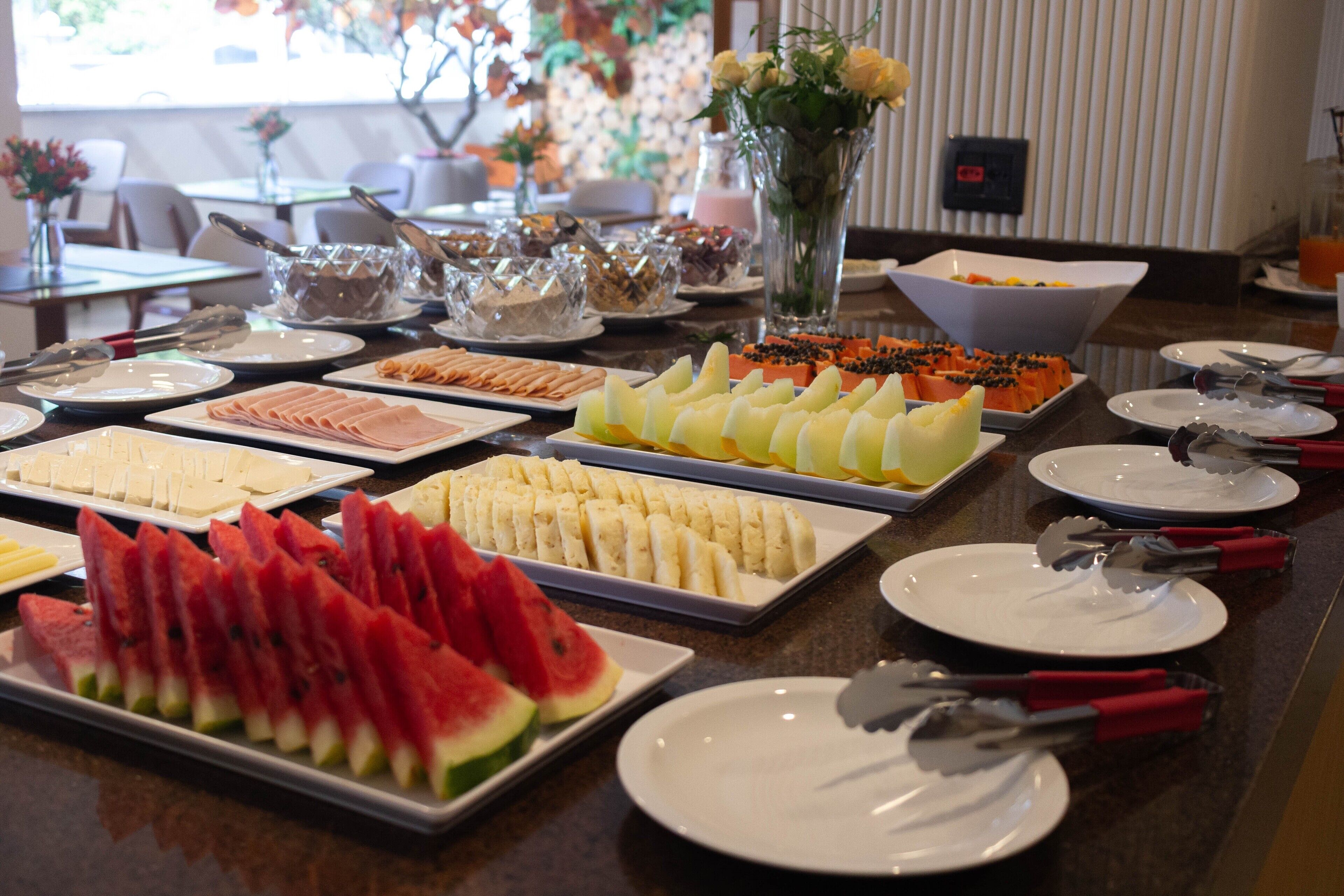 Een buffet met diverse gerechten en bestek.