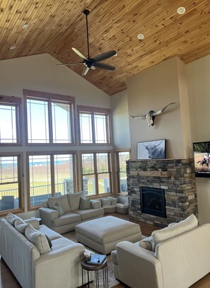 Smart TV, fireplace - 6 acre estate in Ontariowith lake views (Ontario)