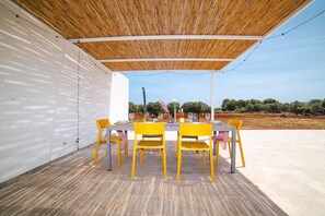 Outdoor dining - Villa Donnosanto 5 minutes from the beach. Ostuni 10km (Puglia)