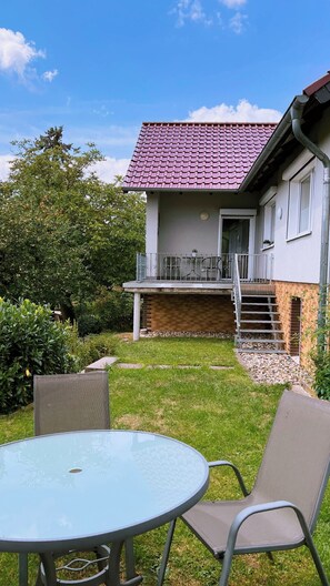 Outdoor dining - Ferienhaus am Rehberg first floor apartment with private terrace  (Wutha-Farnroda)