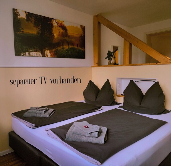 1 bedroom, iron/ironing board, travel crib, free WiFi - Ferienhaus am Rehberg first floor apartment with private terrace  (Wutha-Farnroda)