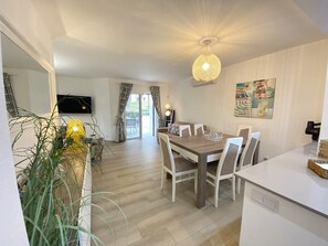 객실 내 식사 공간