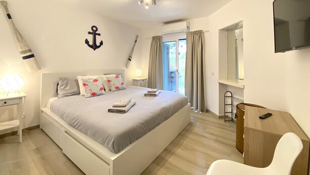 2 kamar tidur, tempat tidur bayi (biaya tambahan), dan seprai linen