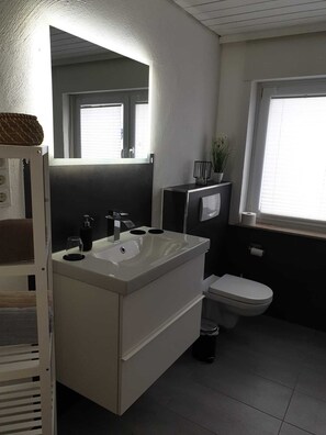 Chuveiro, secador de cabelo, toalhas de banho, sabonete