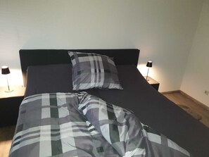 2 makuuhuonetta, silitysrauta/-lauta, vauvan matkasänky, ilmainen Wi-Fi