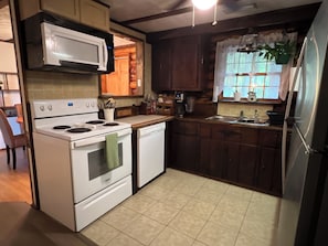 Geladeira, micro-ondas, fogão, cooktop