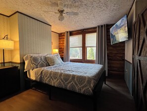 4 bedrooms, desk, iron/ironing board, free WiFi